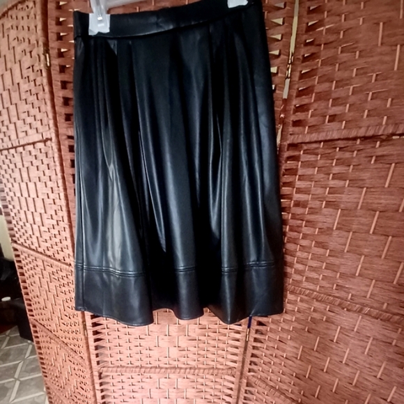 ELEGANT BLACK VEGAN LEATHER KNEE-LENGTH SKIRT-(NEW) - Picture 7 of 8